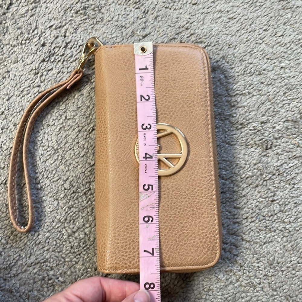 Wendy Keen Beige & Gold Multiple Compartment Zipper Wristlet Wallet - Picture 9 of 9